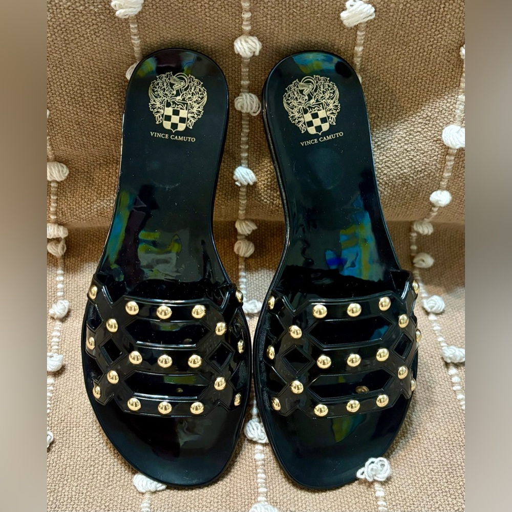 NWOT Vince Camuto Black Strappy Studded Rubber Sandals Women’s 8 Slip On Beach